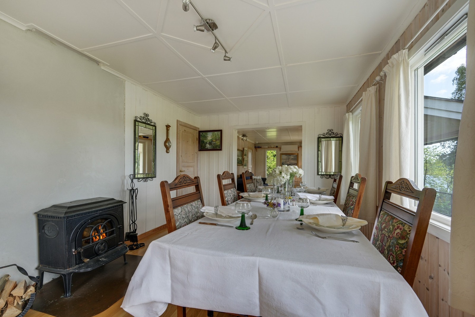 Spisestue og stoler kan medfølge.... Galleribilde