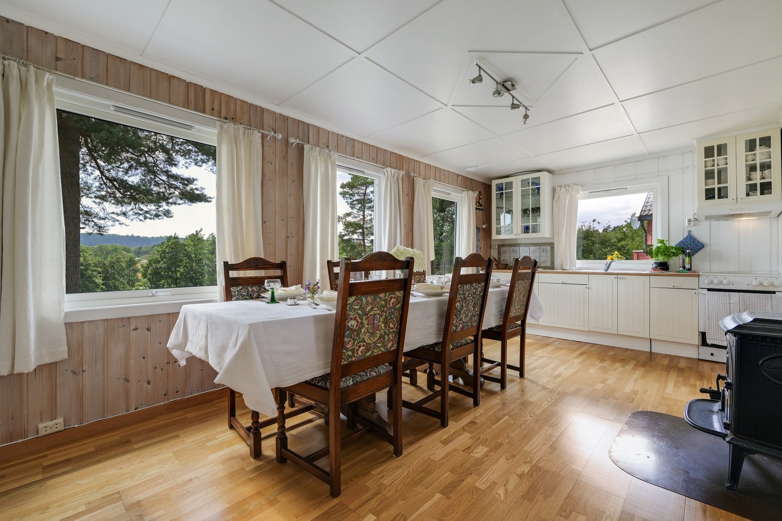 Spisestue/langbord med eikeparkett og peisovn Galleribilde