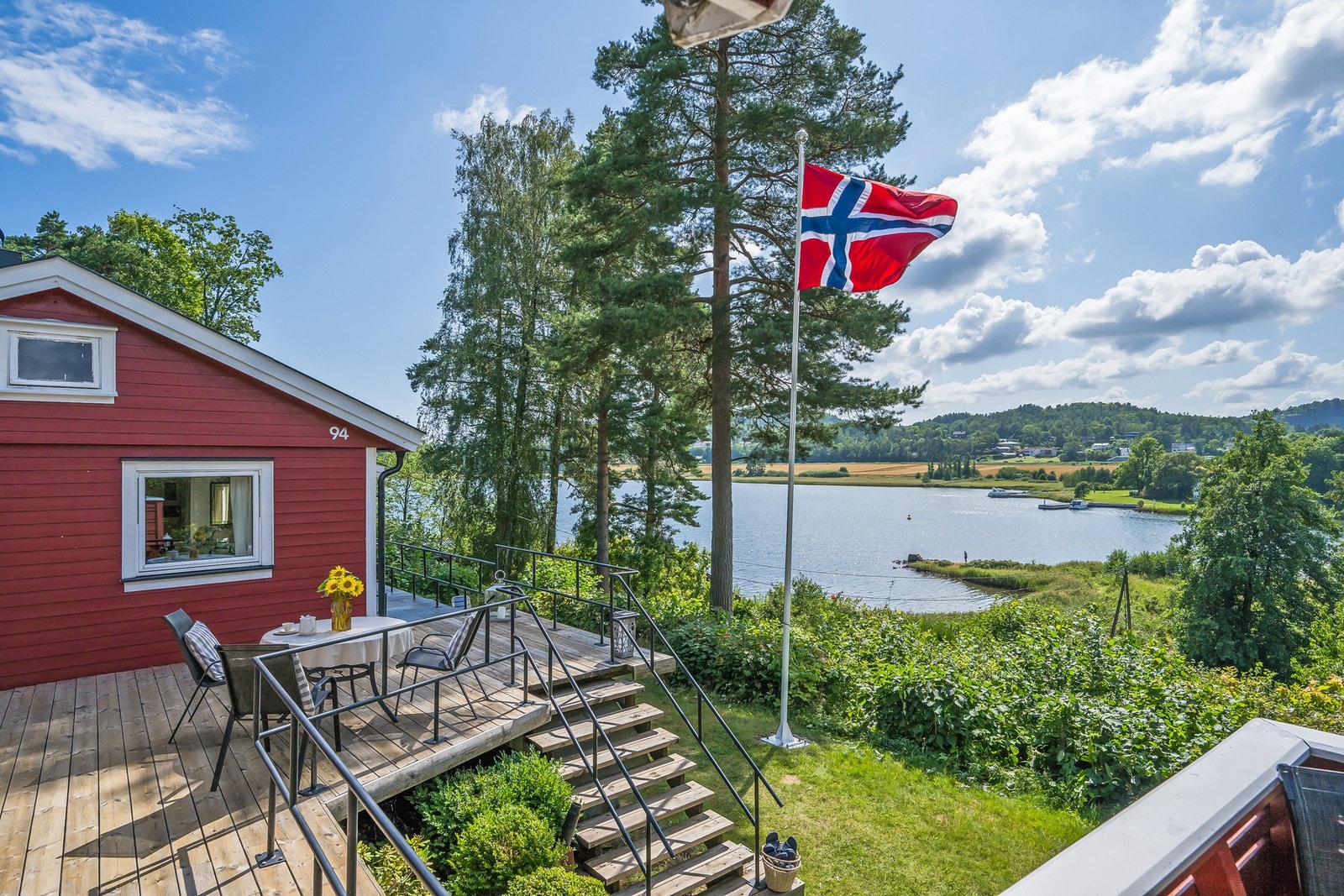 Eiendommen ligger meget barnevennlig og god plass for storfamilien eller to vennepar Galleribilde