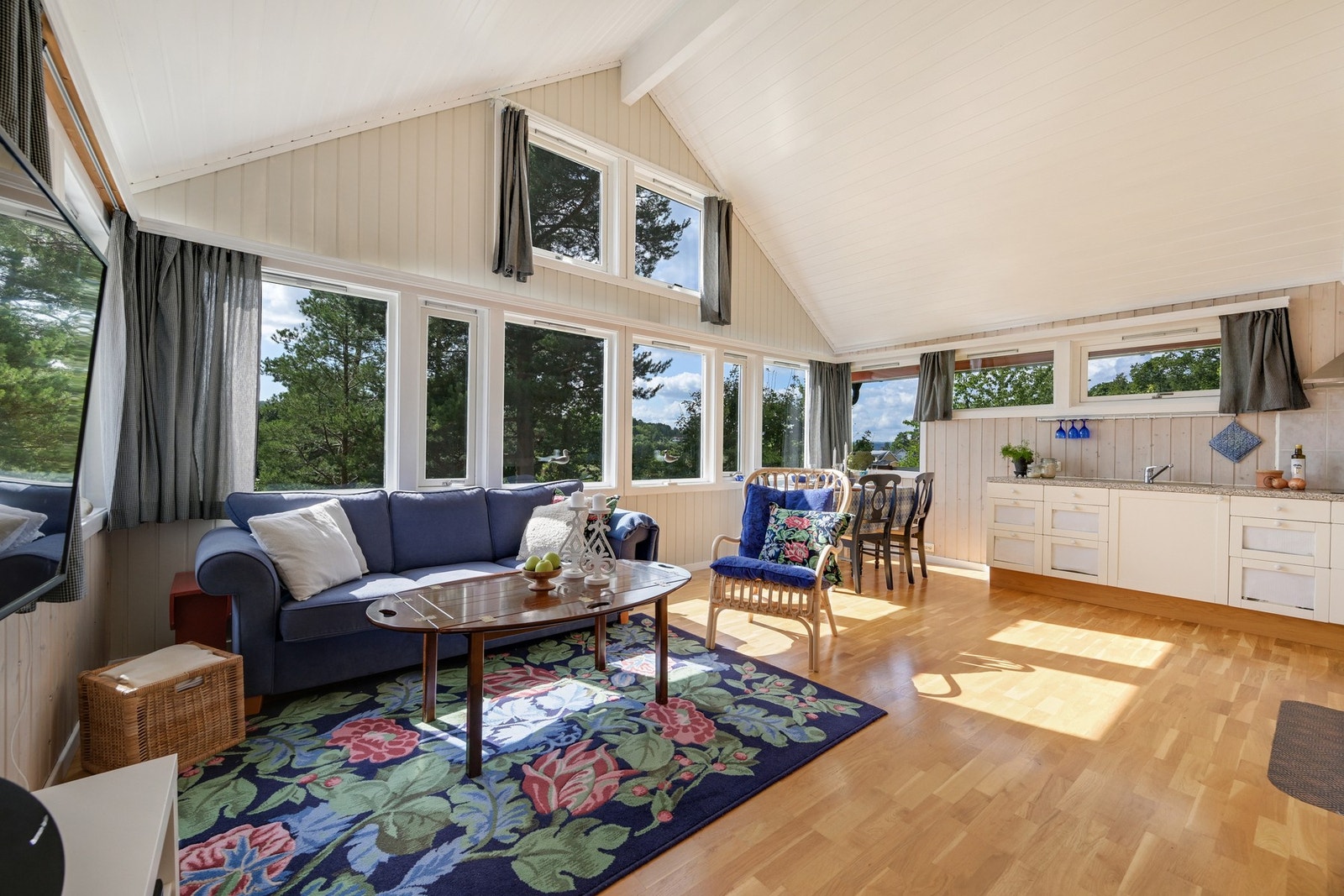 Store vindusflater både mot syd, vest og nord gir svært gode lysforhold Galleribilde