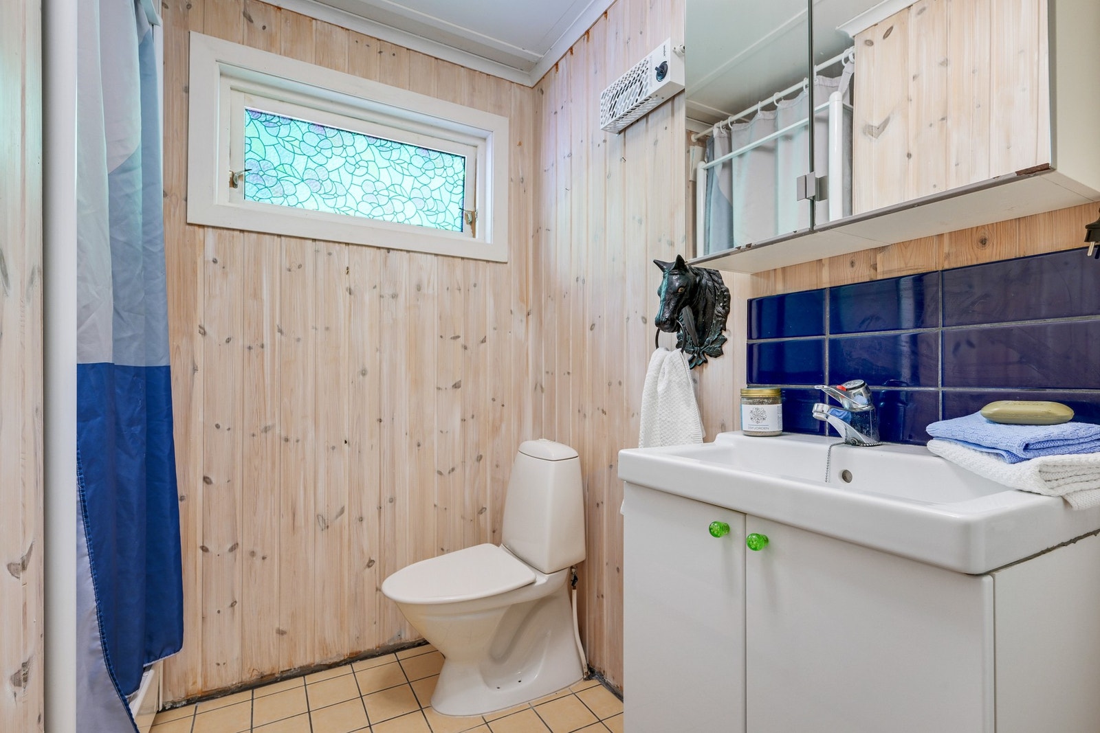 Rett på innsiden av inngangsdøren i den store hytta finner vi bad/wc Galleribilde