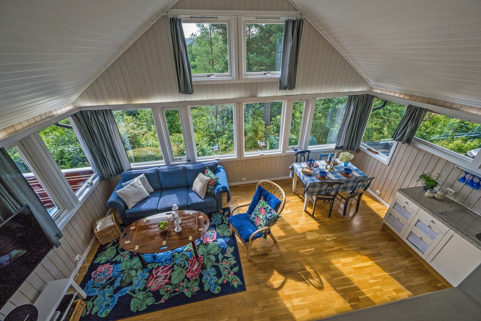 Åpen løsning med store vindusflater Galleribilde