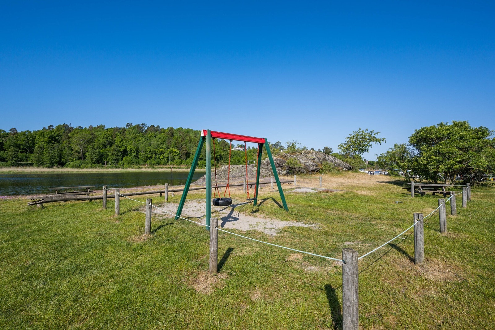 Ved Vadfiskerstua er det både badestrand og lekeplass og bare noen minutters gange til hyttene Galleribilde