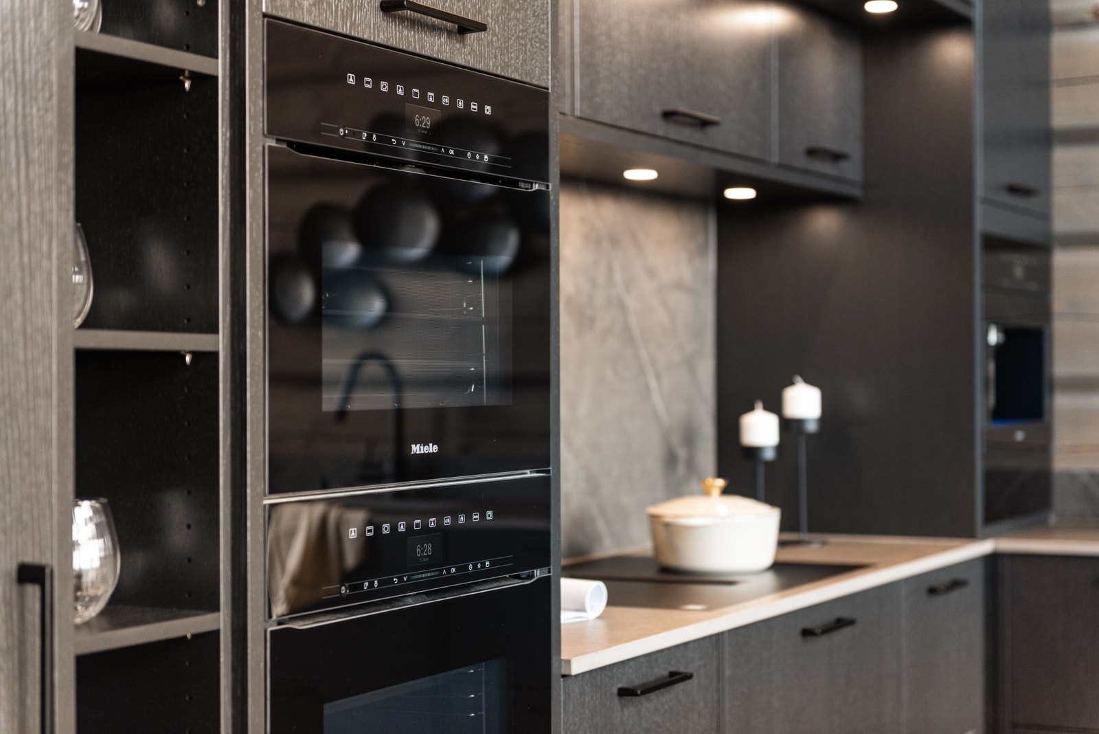 Kjøkken med flotte detaljer med sten og lyssetting Galleribilde