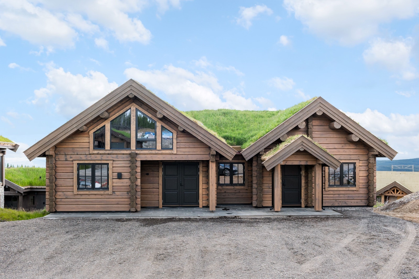 Romslig plass til parkering på hyttas innngangsside Galleribilde