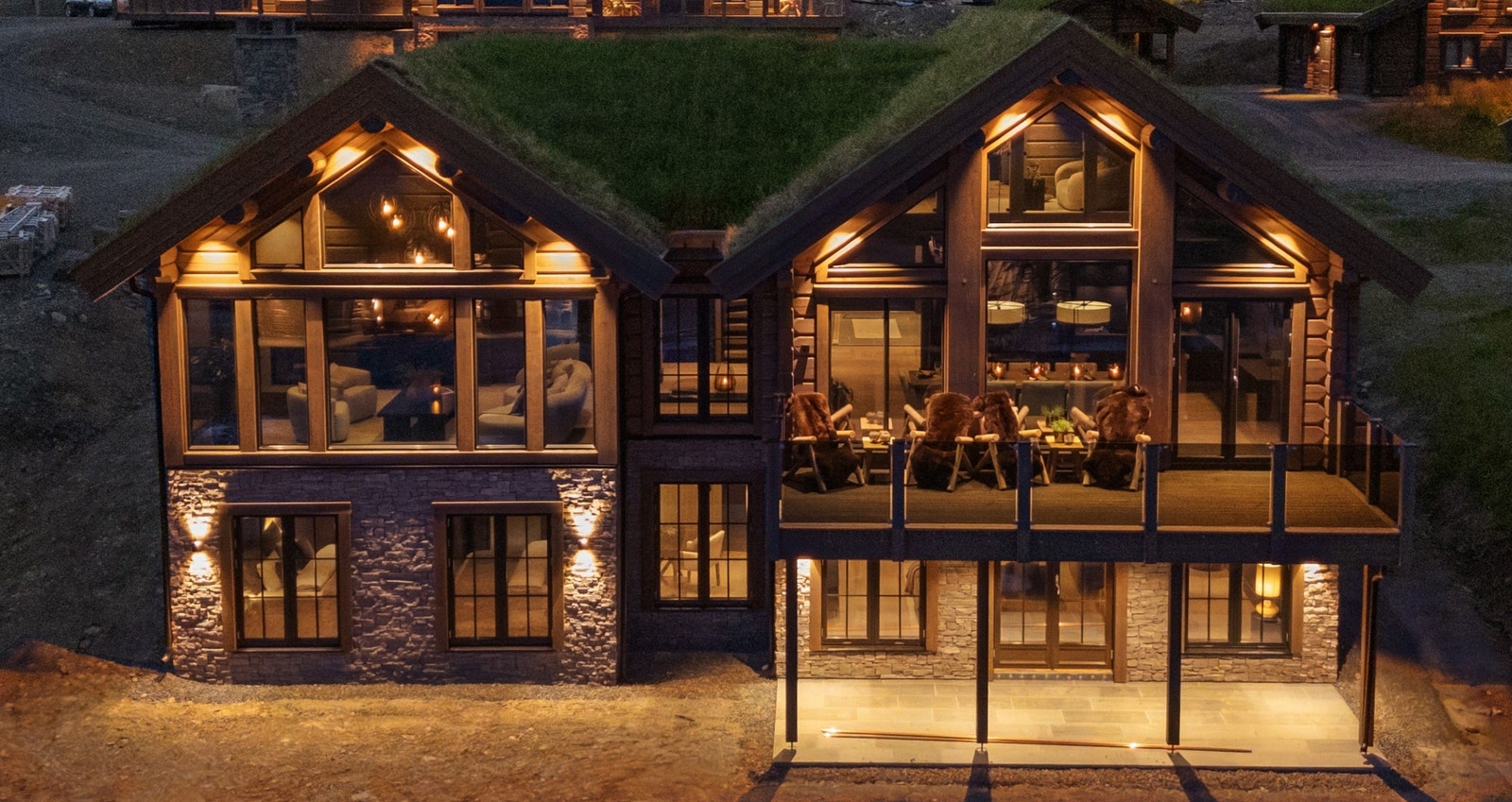 Eksklusiv lafte hytte med store vindusflater som gir fantastisk utsikt og mye lys inn. Må sees! Galleribilde