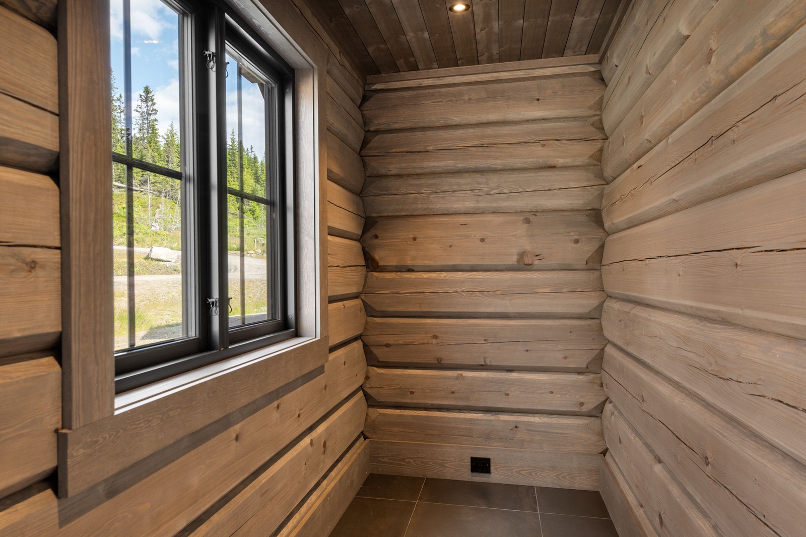 Skibod som innredes med smørebenk og nødvendig utstyr Galleribilde