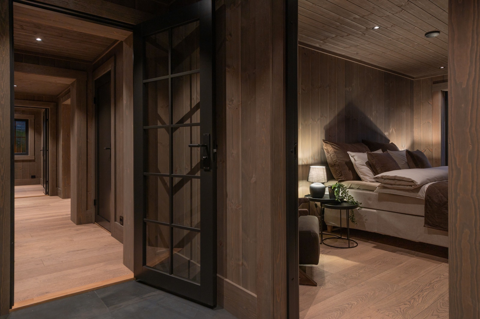 Soverom nr 2 i denne etasjen med tilhørende bad i gangen utenfor Galleribilde