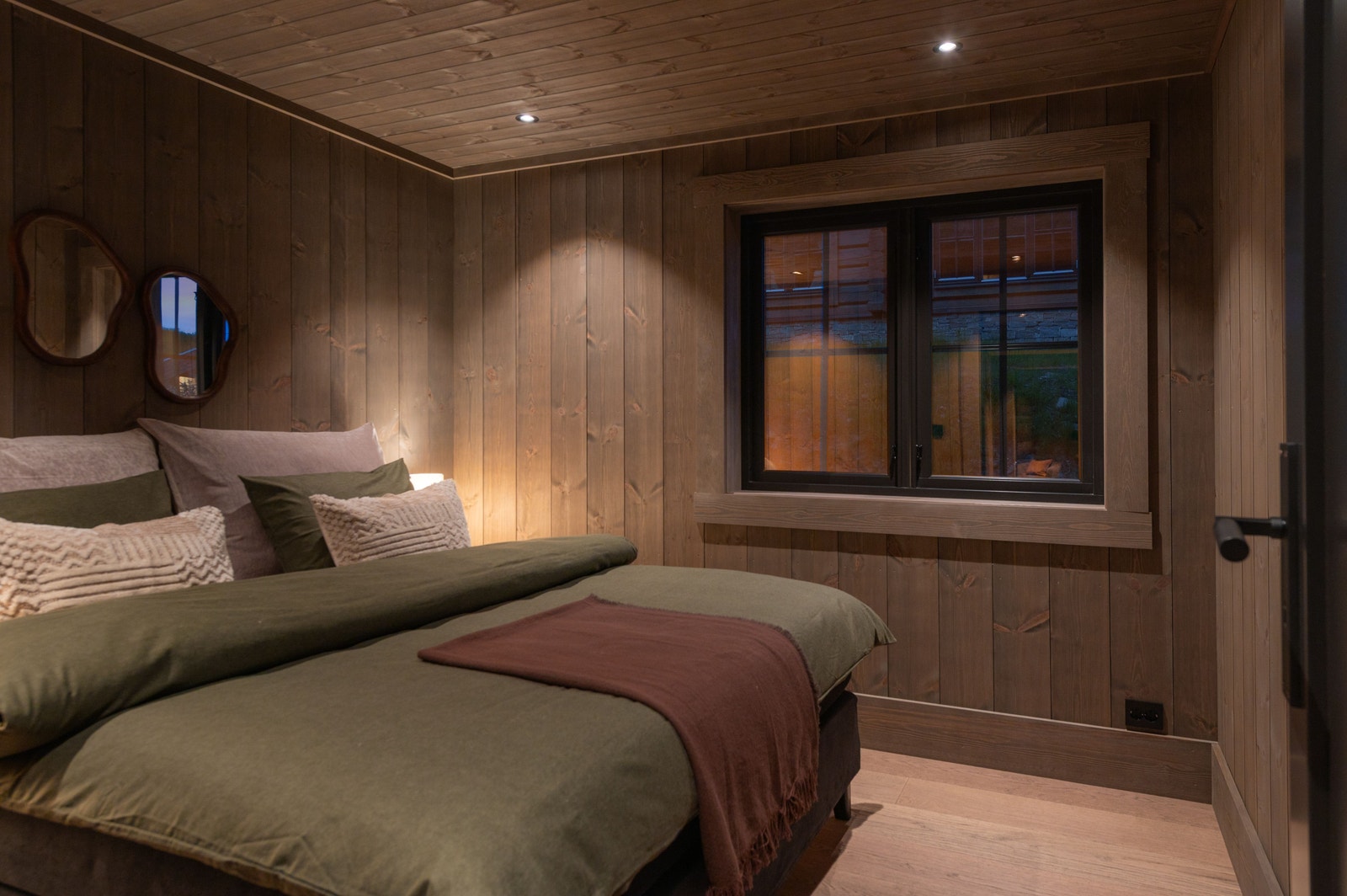 Ett av soverommene i denne etasjen (vegg i vegg med spa bad) Galleribilde