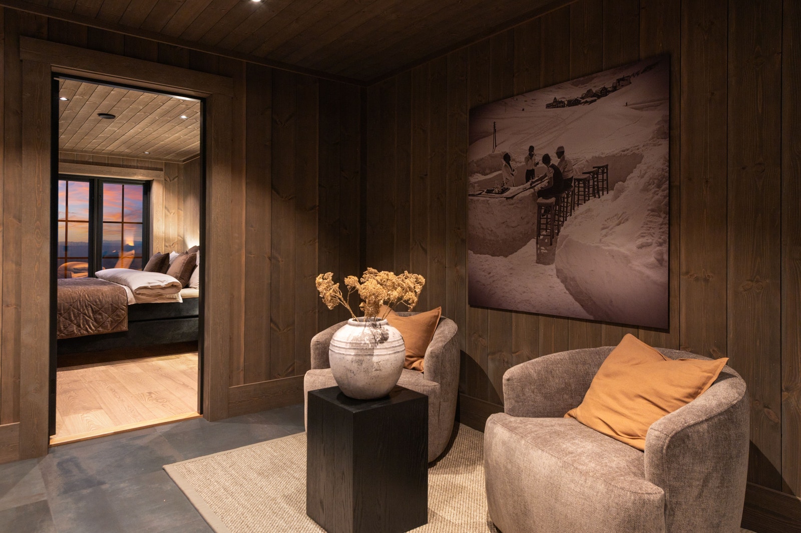 Garderoben leveres med innredning, tørkeskap og skotørker men er innredet med stoler og bord i dag Galleribilde