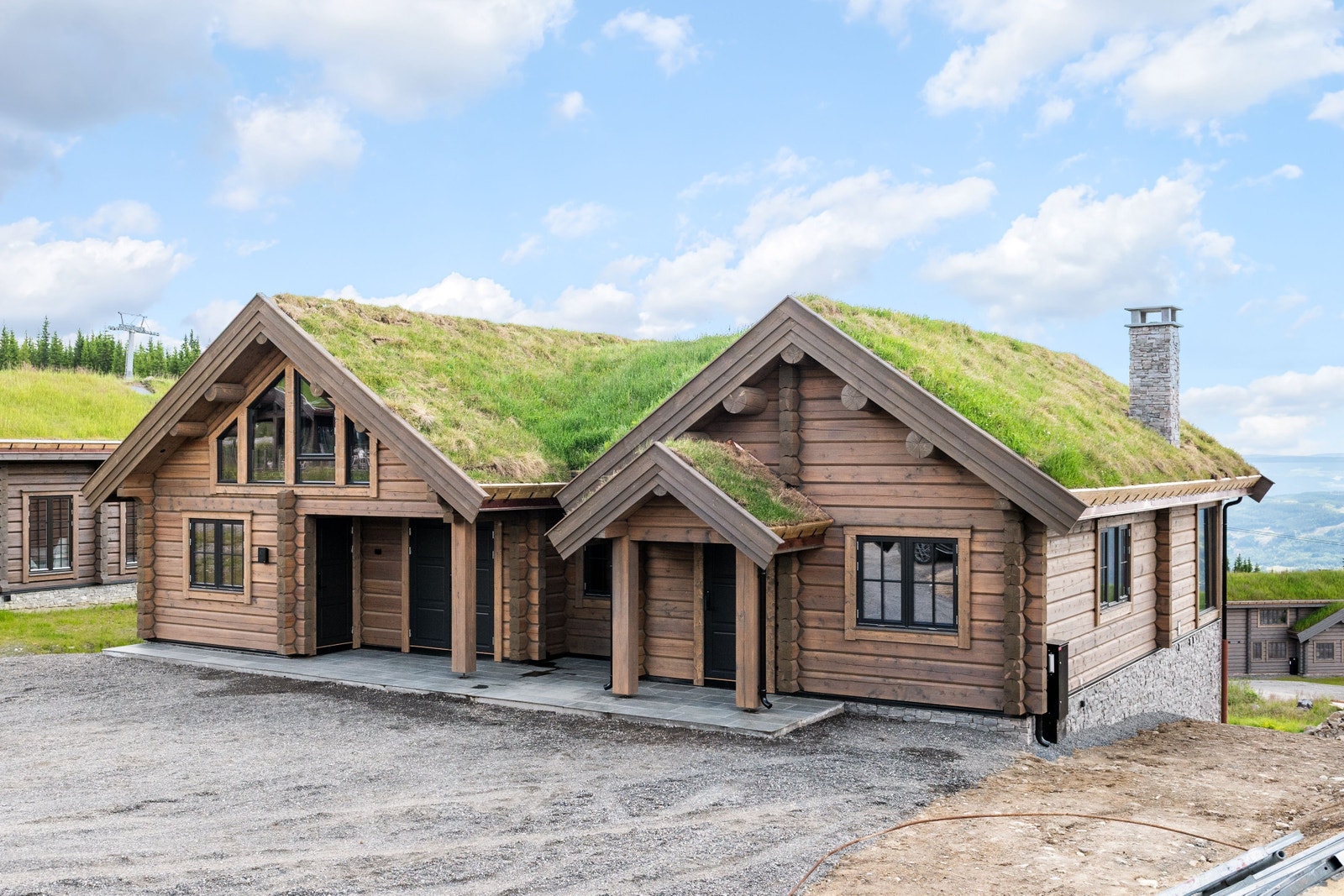 Hovedinngang, inngang til garderobe og egen inngang til skibod Galleribilde