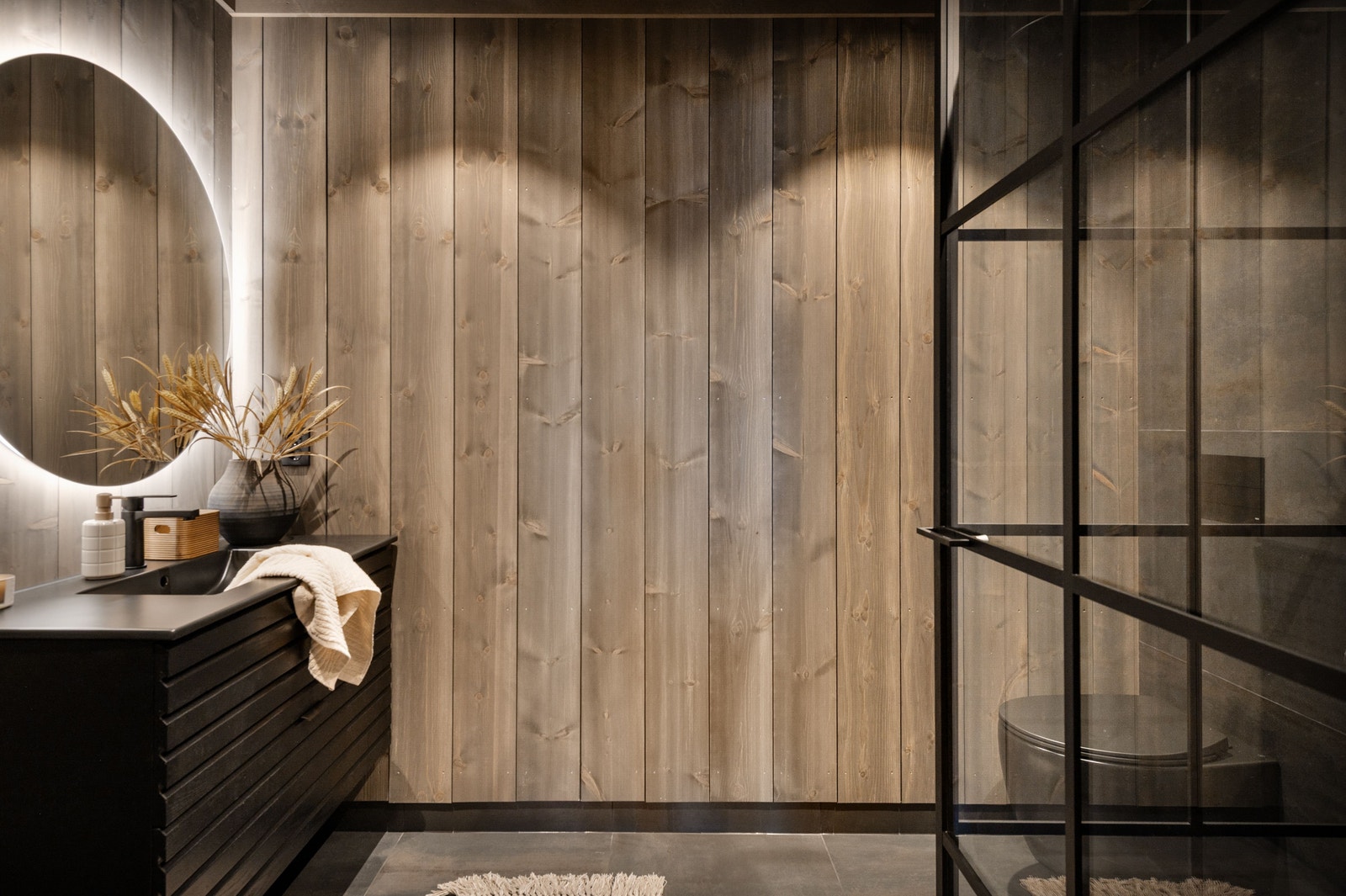 Bad vegg ivegg med to av soverommene i underetasjen Galleribilde