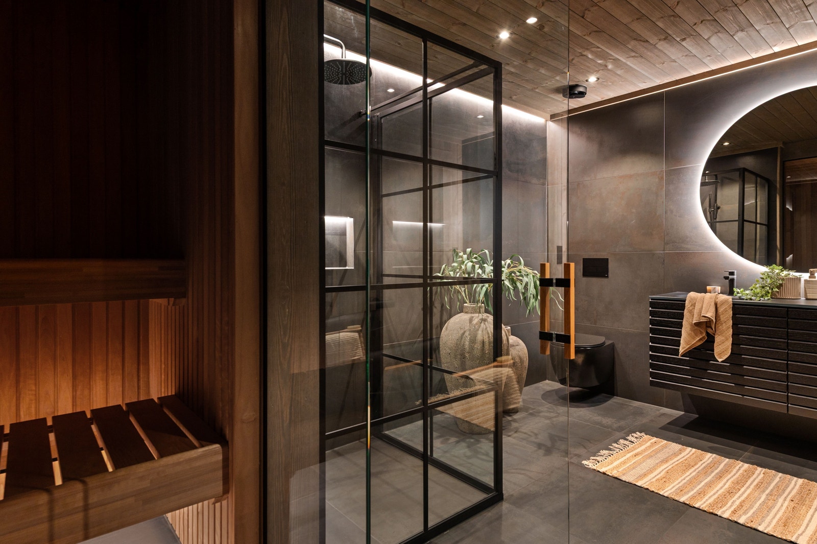 Lekkert og romslig spa bad med badstue og badekar Galleribilde