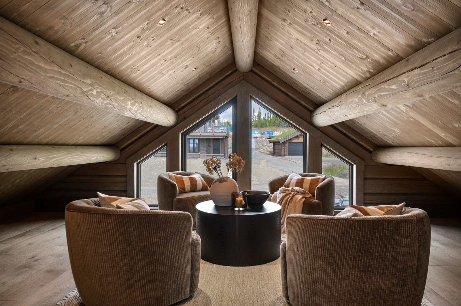 Dette romslige rommet på hemsen kan også brukes som soverom evt kombirom med at man bygger plassbygde senger ut mot kneveggene og beholder stue i den midtre delen av rommet. (Et mulig soverom nr 7) Galleribilde