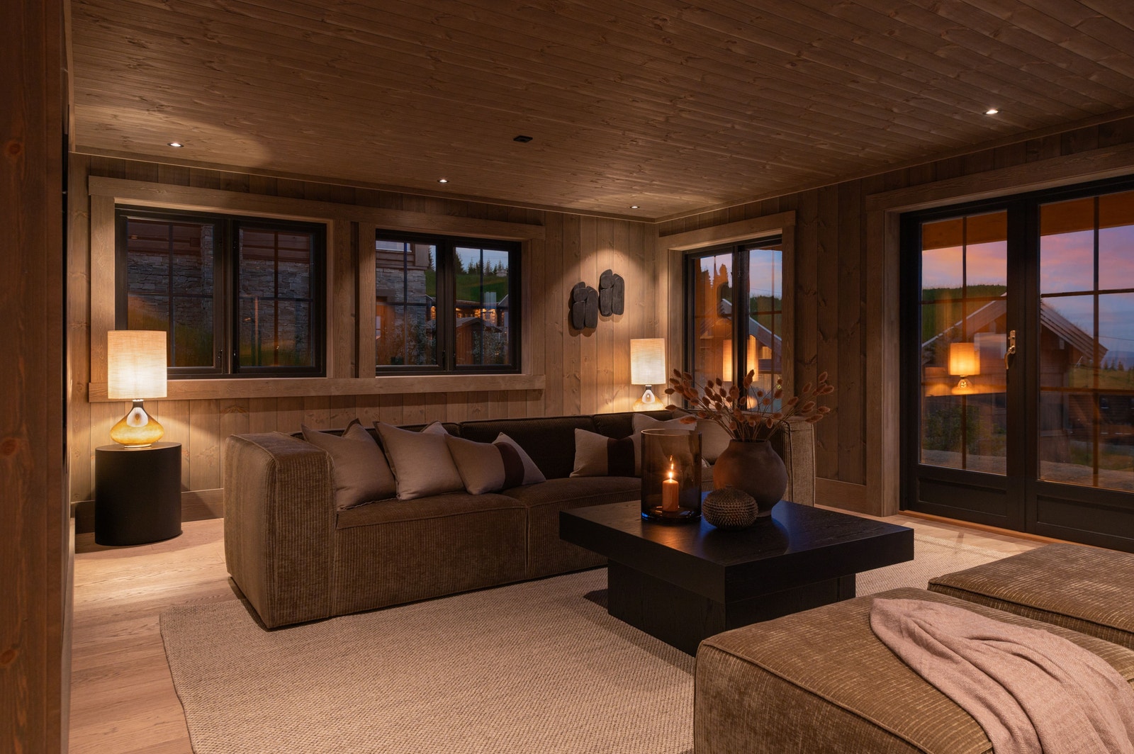 Stor og romslig TV stue som gir mulighet for plass til biljard eller shuffle board Galleribilde