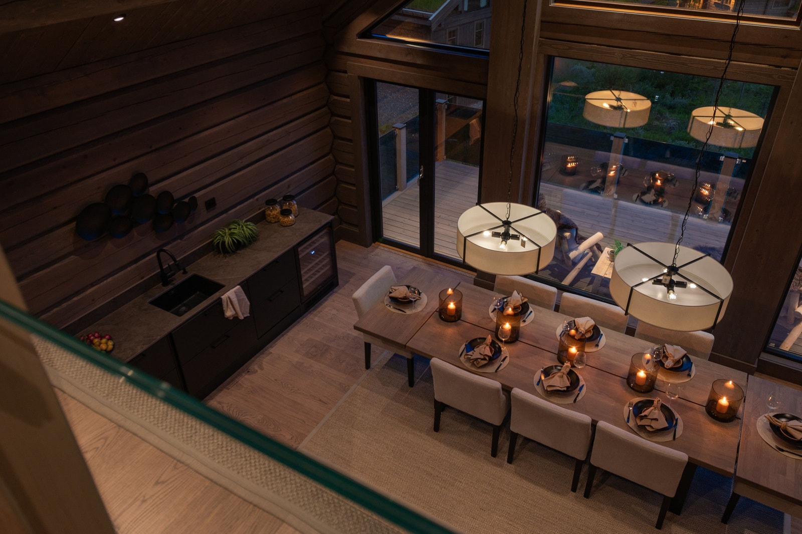 Stor og luftig spiseplass/kjøkken Galleribilde