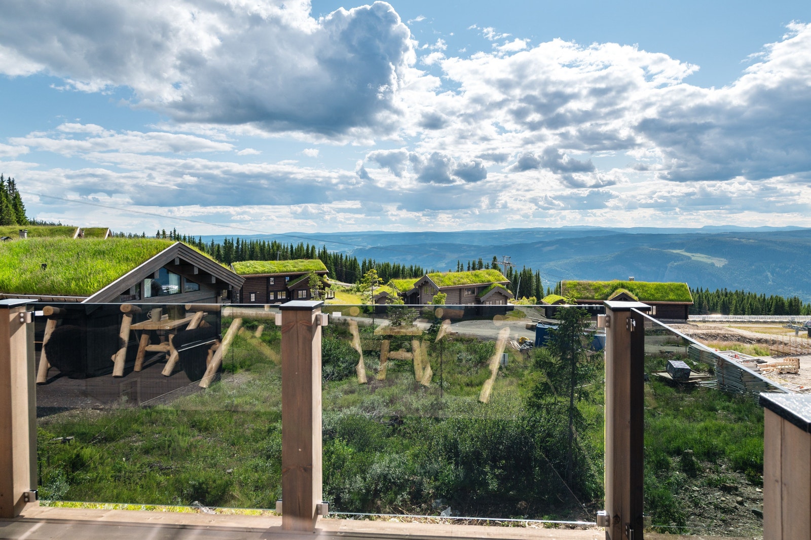 Uteplasser både fra balkong og fra bakkeplan. Mulighet for jacuzzi fra bakkeplan (i bakkant ligger også hyttas SPA avdeling) Galleribilde