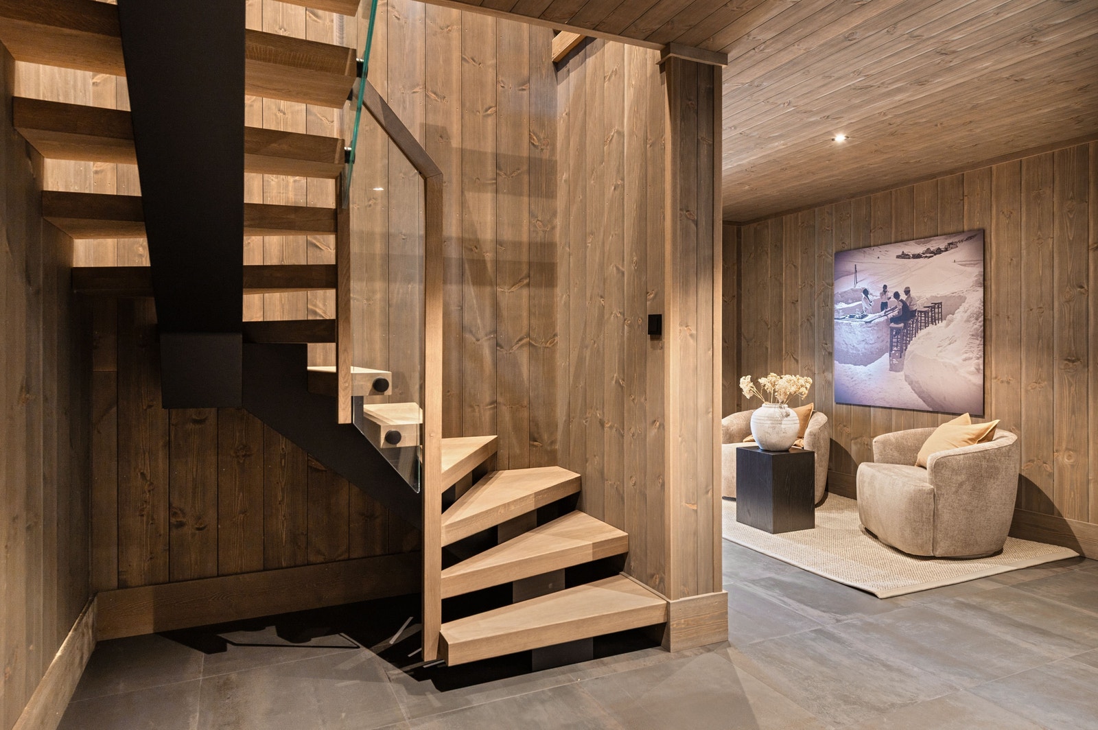 Egen trapp ned til garderobe Galleribilde