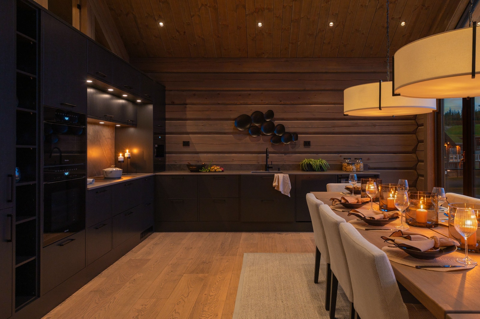 Nydelig kjøkken med Miele hvitevarer inkludert kaffemaskin.
Vinskap Galleribilde