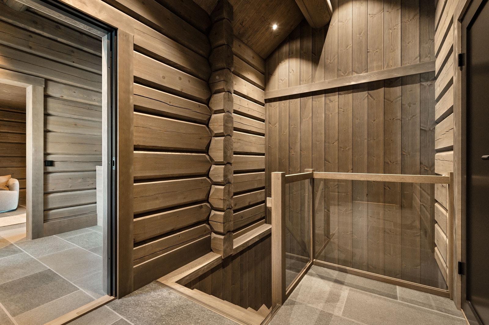 Hall fra egen inngang til garderobe Galleribilde