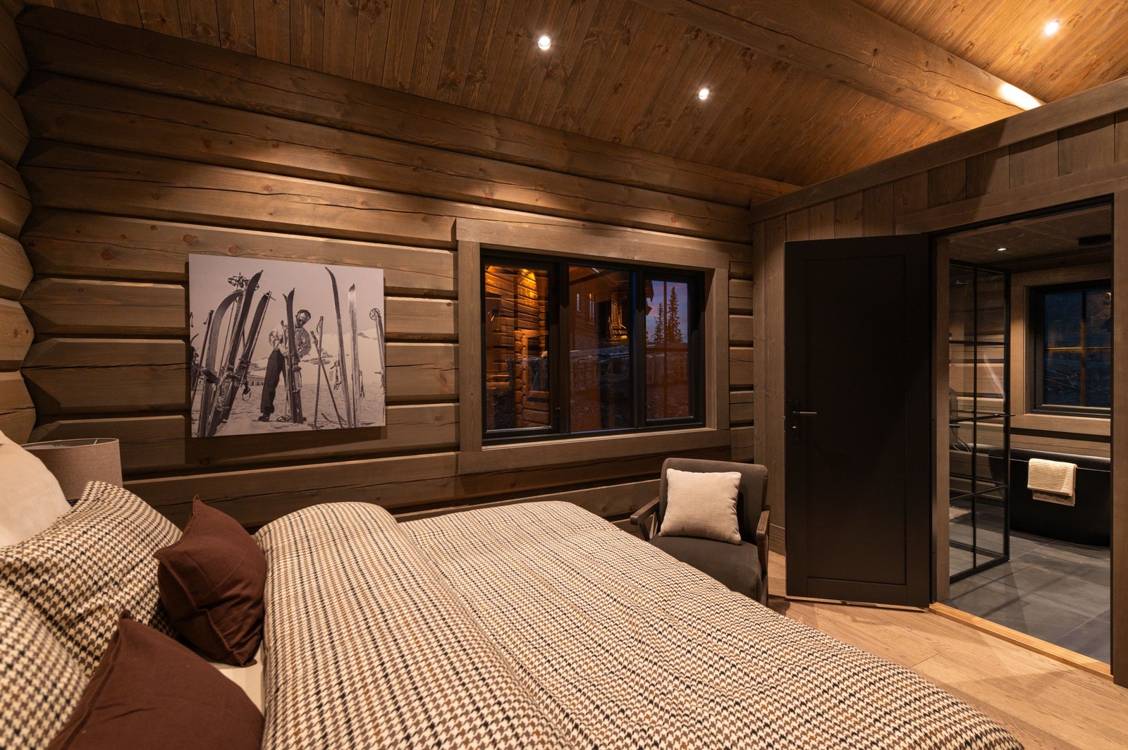 Ett av hyttas to masterbad med egen garderobe og romslig bad med badekar Galleribilde