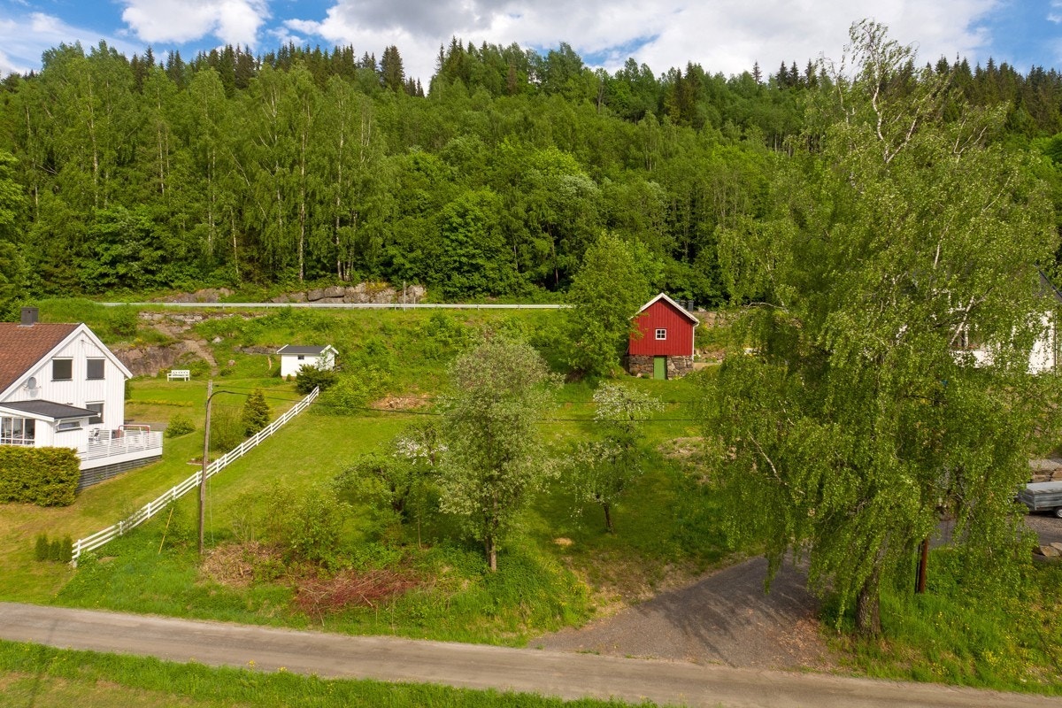 Tomten ligger vestvendt i skrånende terreng, og har flott utsikt. Galleribilde
