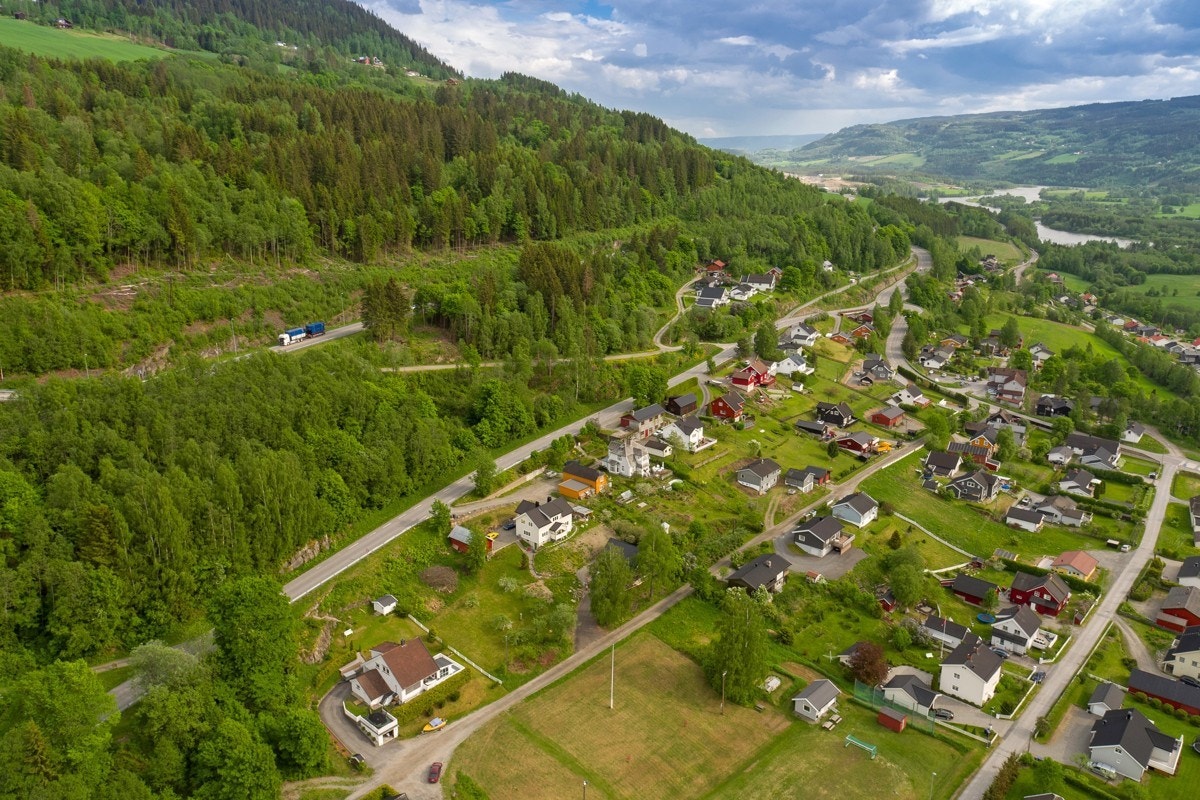 Familievennlig område med ca 3 km til Jørstadmoen med barnehage, barneskole, idrettsanlegg, svømmehall og butikk. Galleribilde