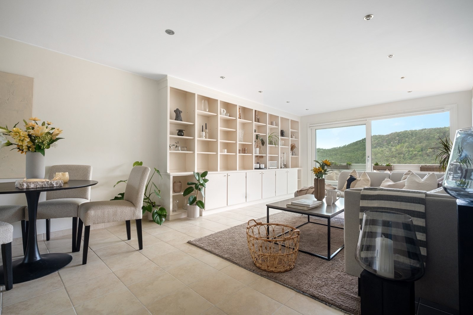 Stuen måler hele 29,5 m² og har god plass til sofagruppe og spisebord. Galleribilde