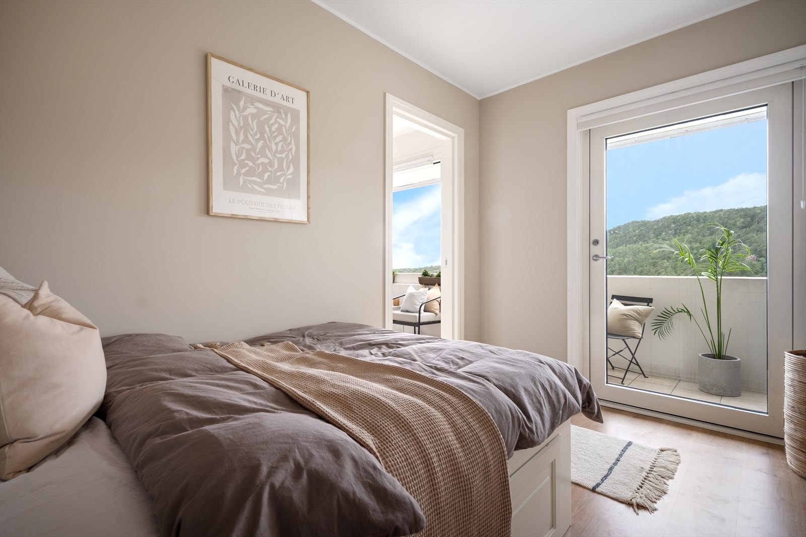 Soverommet er 10,2 m² og har en stor og god garderobeløsning. Soverommet har også egen balkongdør. Galleribilde