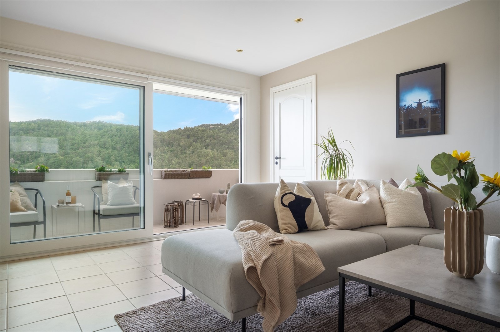 Fra stuen er det tilkomst til det ene soverommet. Galleribilde