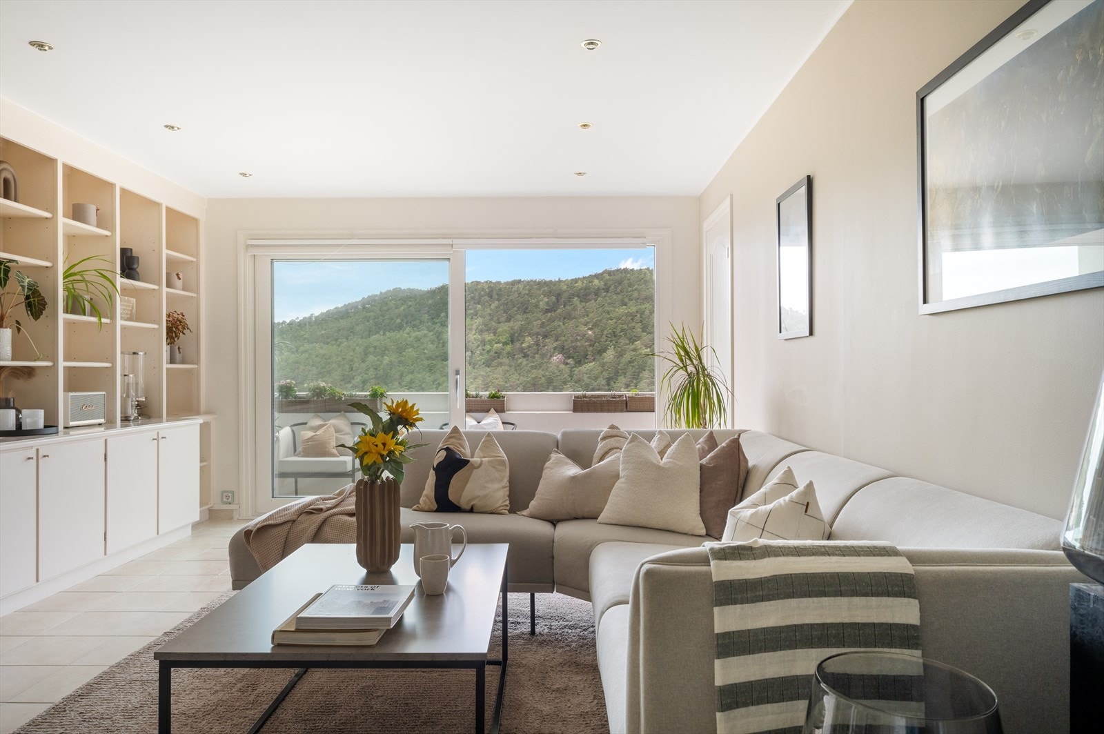 Store vindusflater sørger for mye naturlig lys. Galleribilde