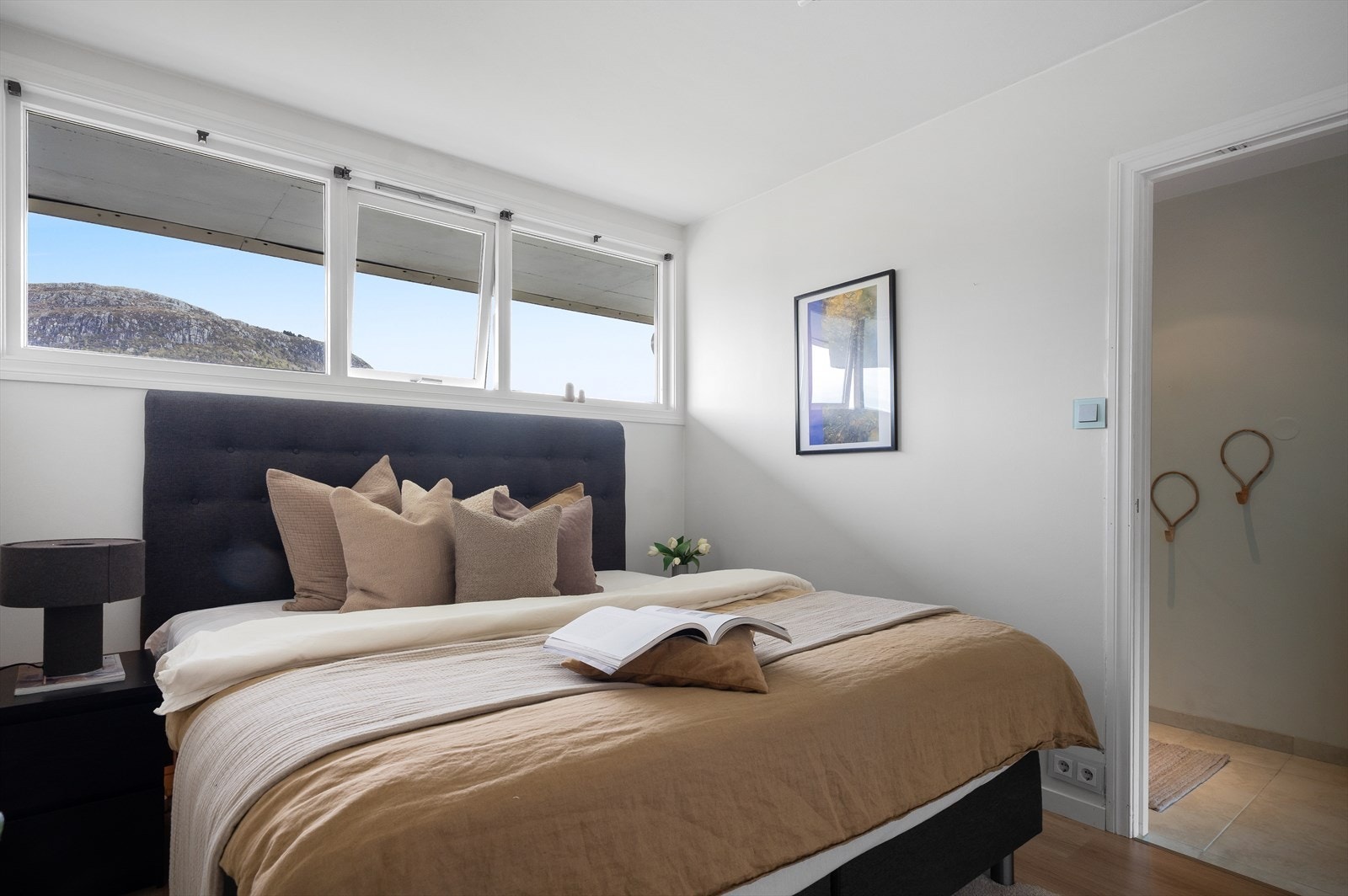 Soverom nr. 2 har tilkomst fra gang. Galleribilde