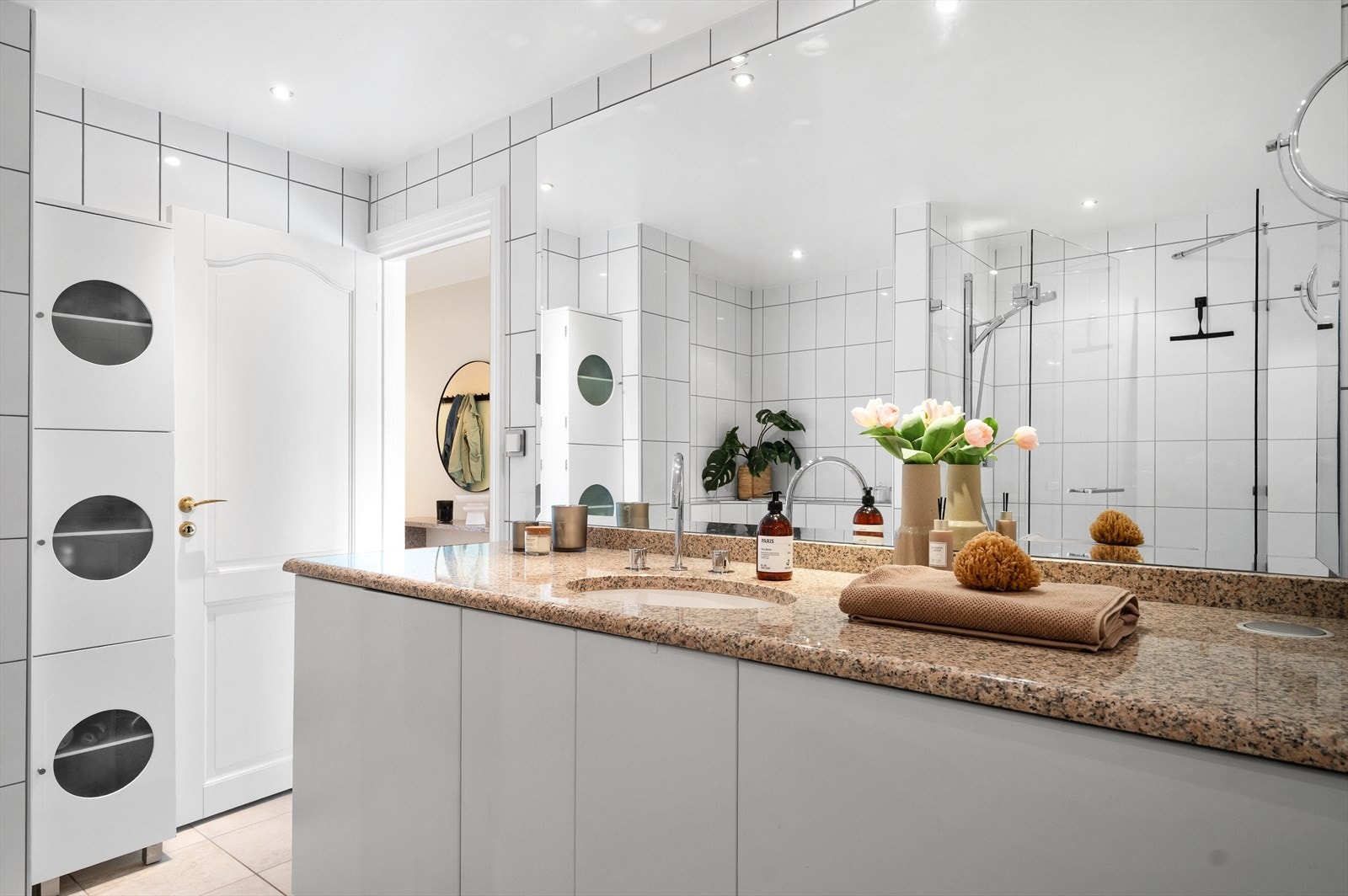 Stort og helfliset bad på hele 10,8 m². Galleribilde