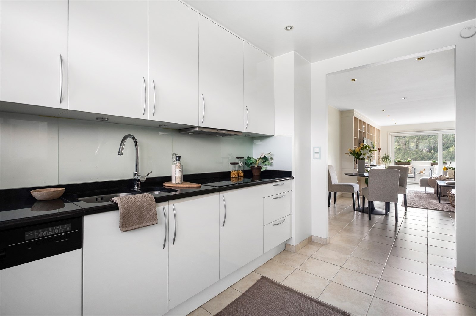 Leiligheten har en delvis åpen stue- og kjøkkenløsning. Galleribilde