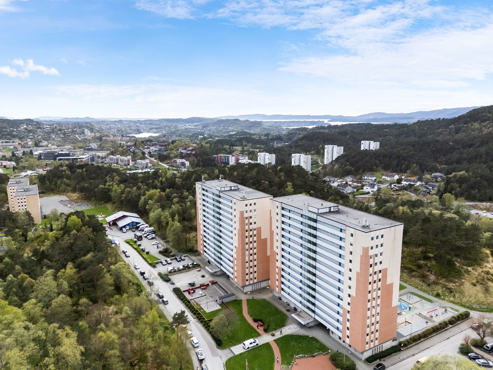 Leiligheten har en attraktiv og sentral beliggenhet med nærhet til det meste. Galleribilde