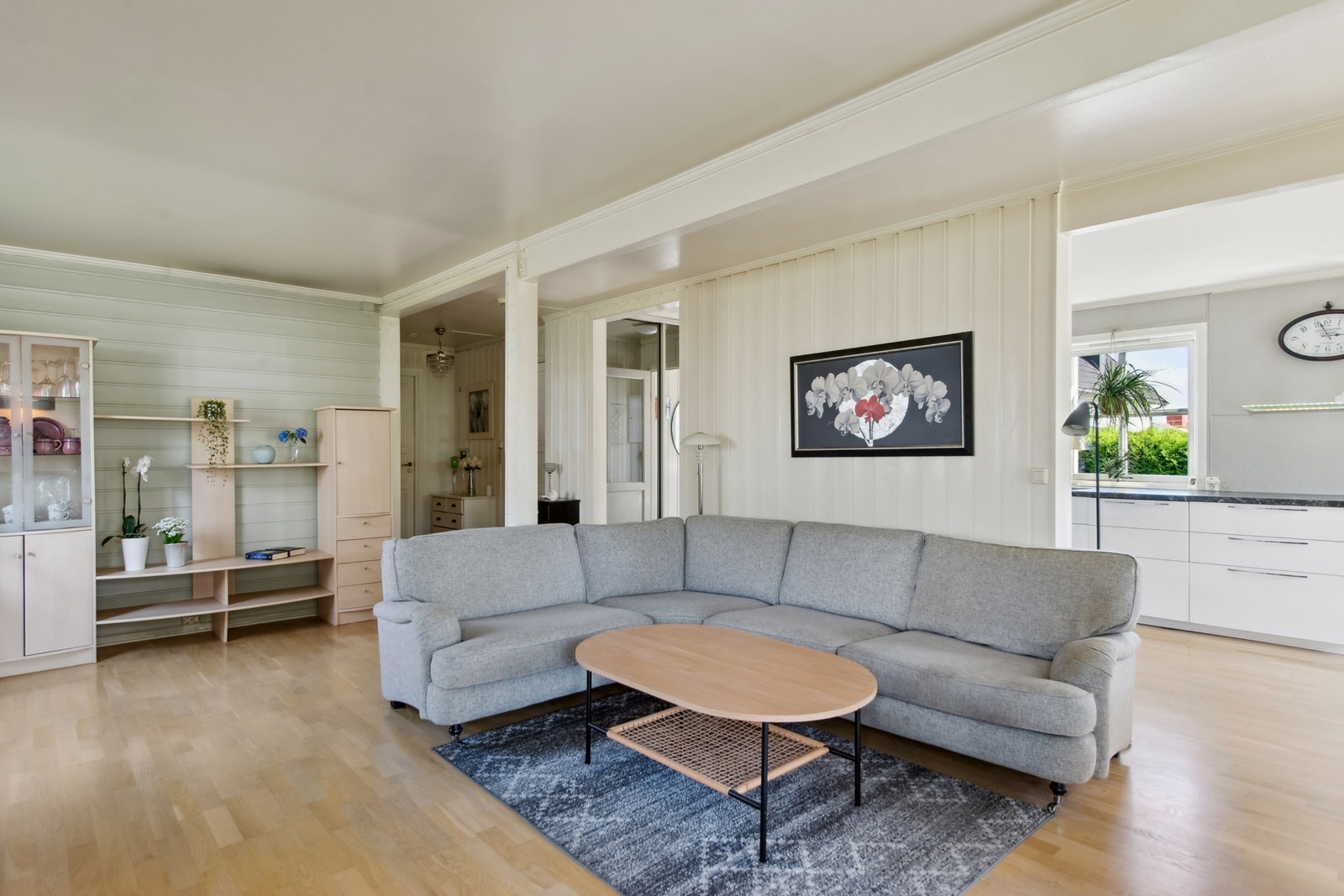 Stuen byr på fleksible møbleringsmuligheter for både sofagruppe og spiseplass. Galleribilde