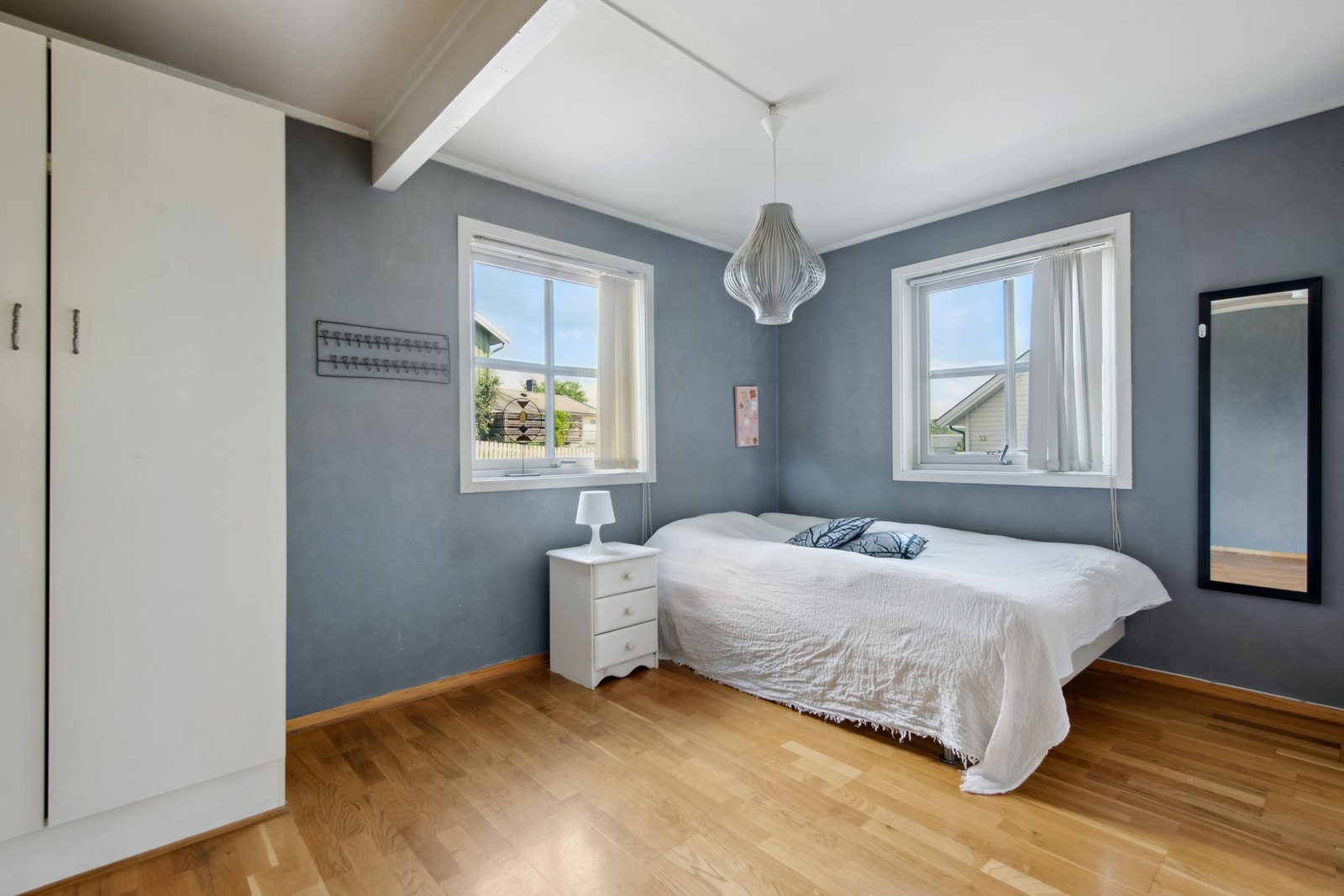 Romslig soverom med to vinduer og god plass til seng og garderobe. Det er bod inn fra soverom som lett kan endres til et Walk-In Closet. Galleribilde