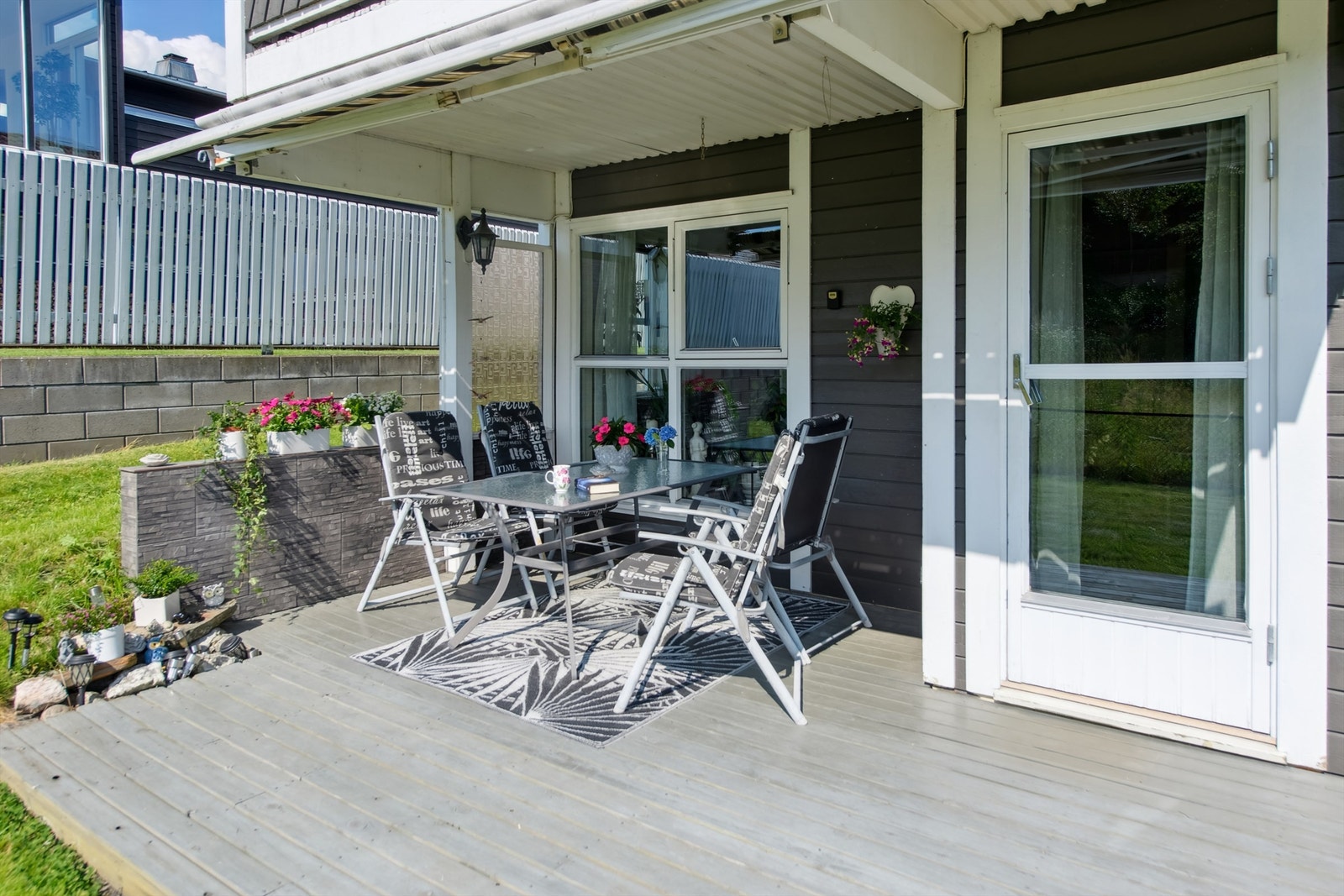 Delvis overbygd terrasseplatting på 20m² rett utenfor stue/spisestue. Galleribilde