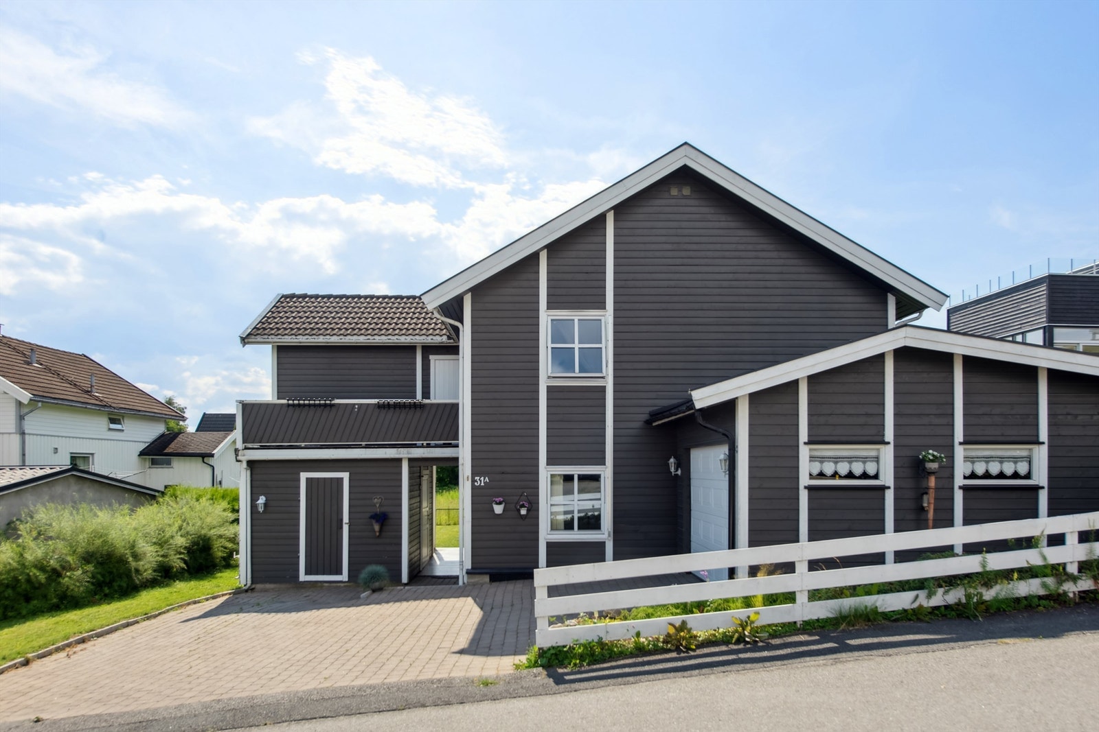 En delikat og velholdt 1/2 part av horisontaldelt tomannsbolig med vestvendt terrasse. Galleribilde