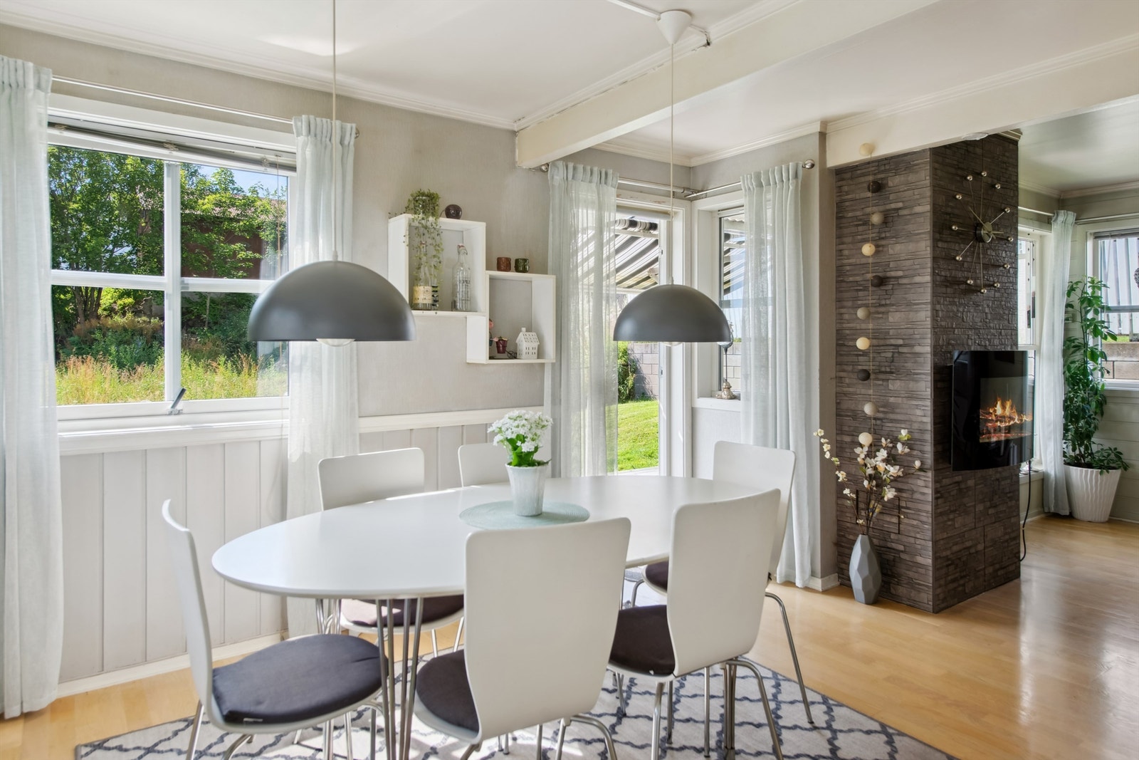 Stue og spisestuen har store vindusflater og direkte adkomst til terrassen. Galleribilde