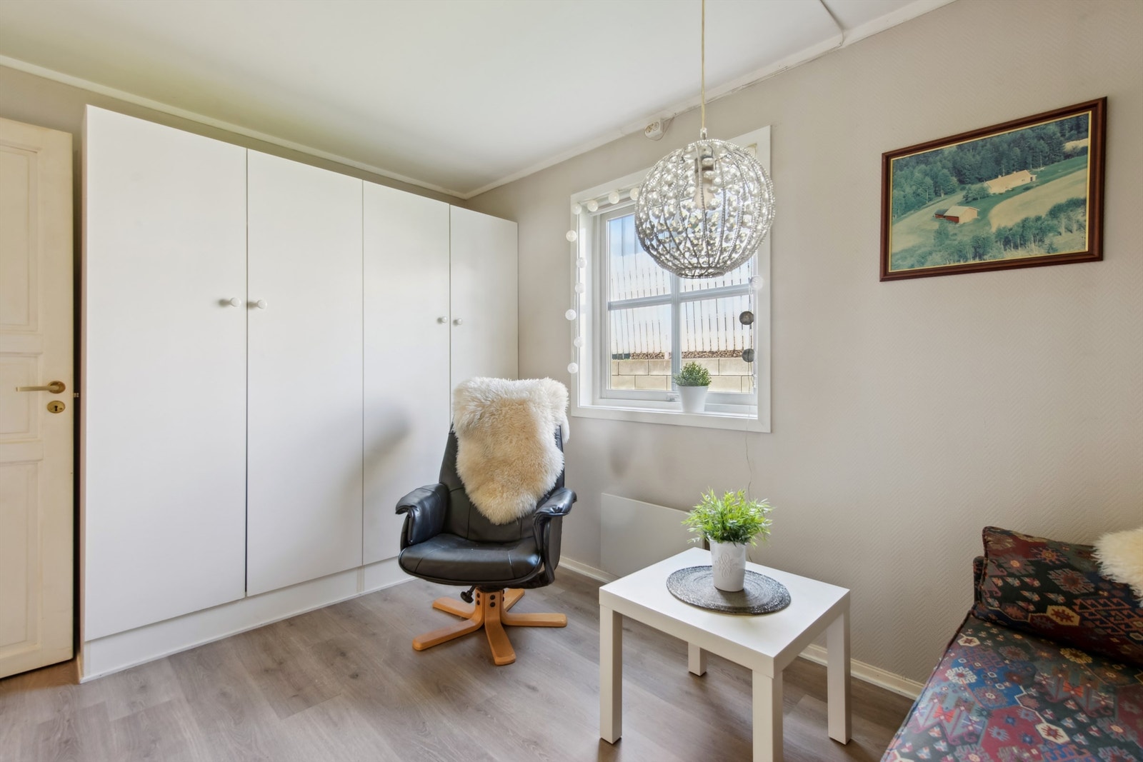 Soverommet har to doble garderobeskap. Galleribilde