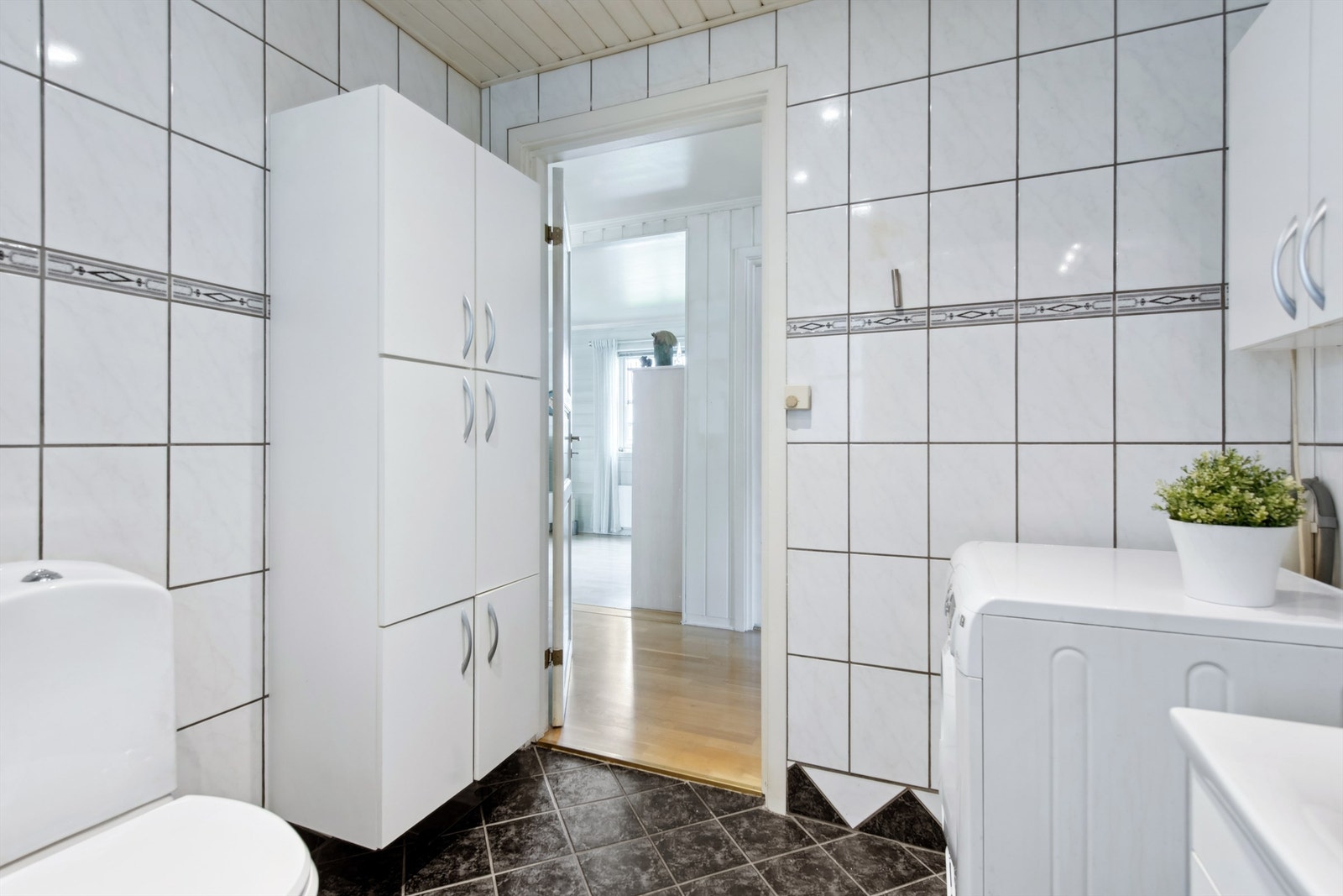 Badet har elektriske varmekabler i gulv. Galleribilde
