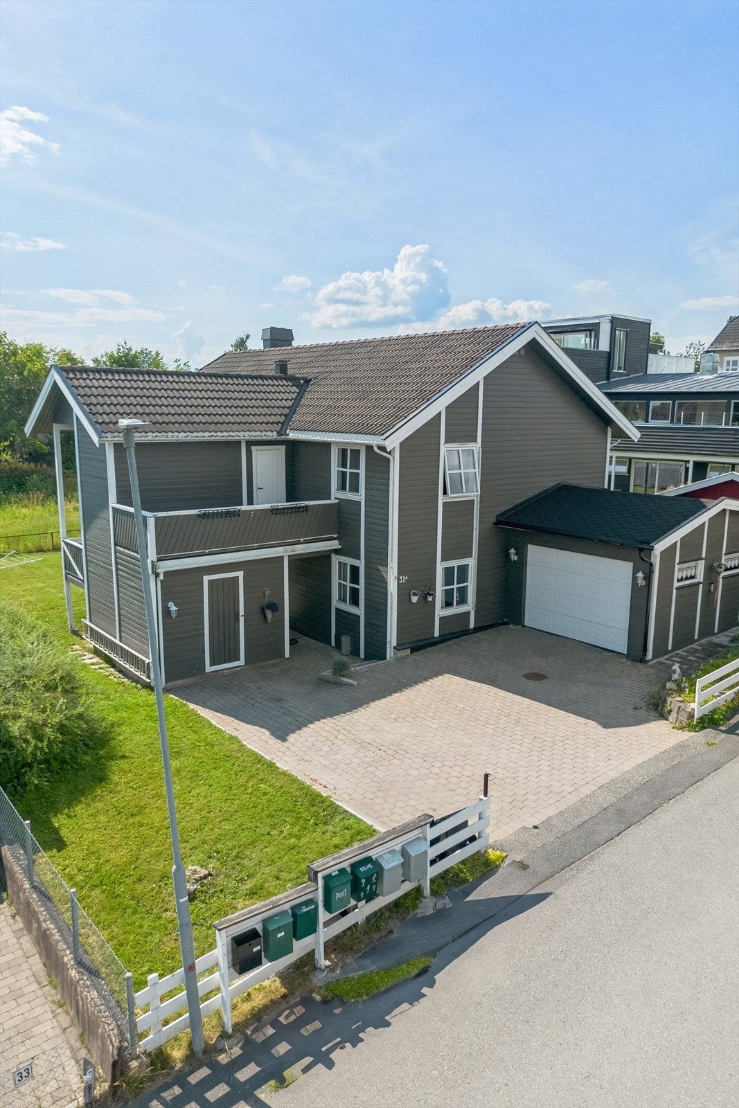 Eiendommen har en praktisk utvendig bod på 5m² og egen garasje på 21m². Galleribilde