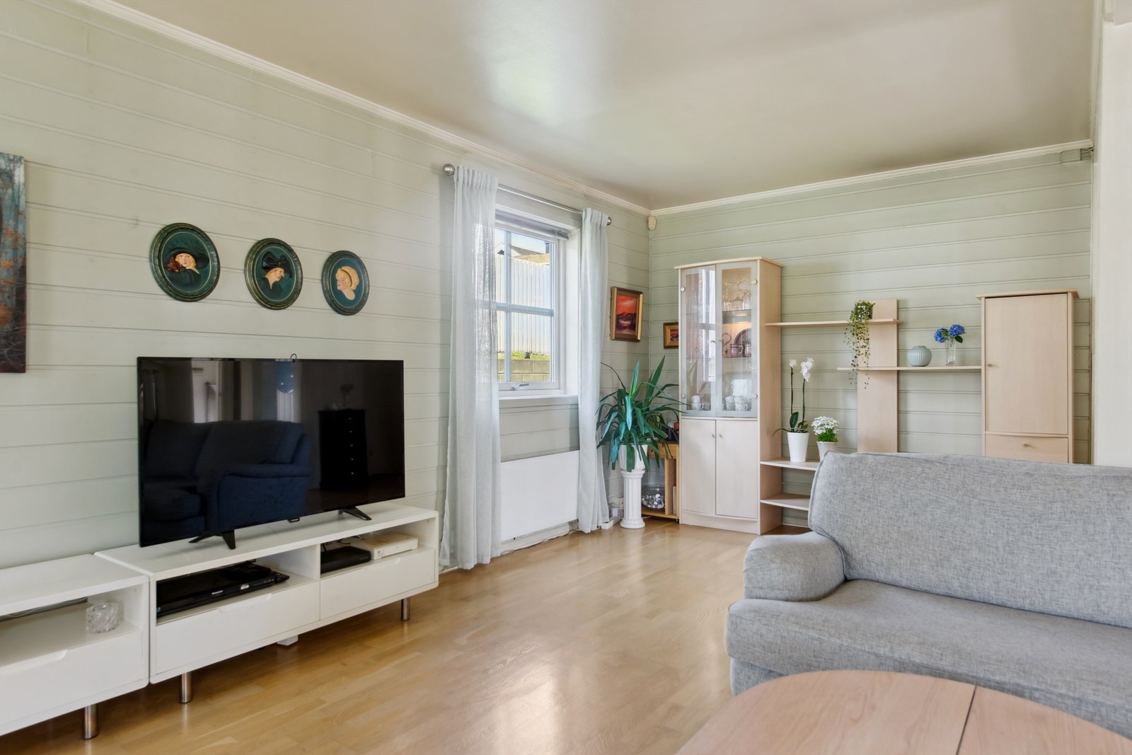 Stuen har parkett på gulv og panelvegger, oppvarming med panelovner. Galleribilde