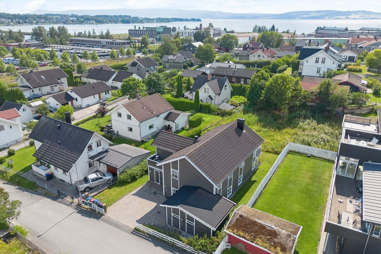 Fra eiendommen er det ca. 5 minutters gange til Mjøspromenaden og sentrum med togstasjon. Galleribilde