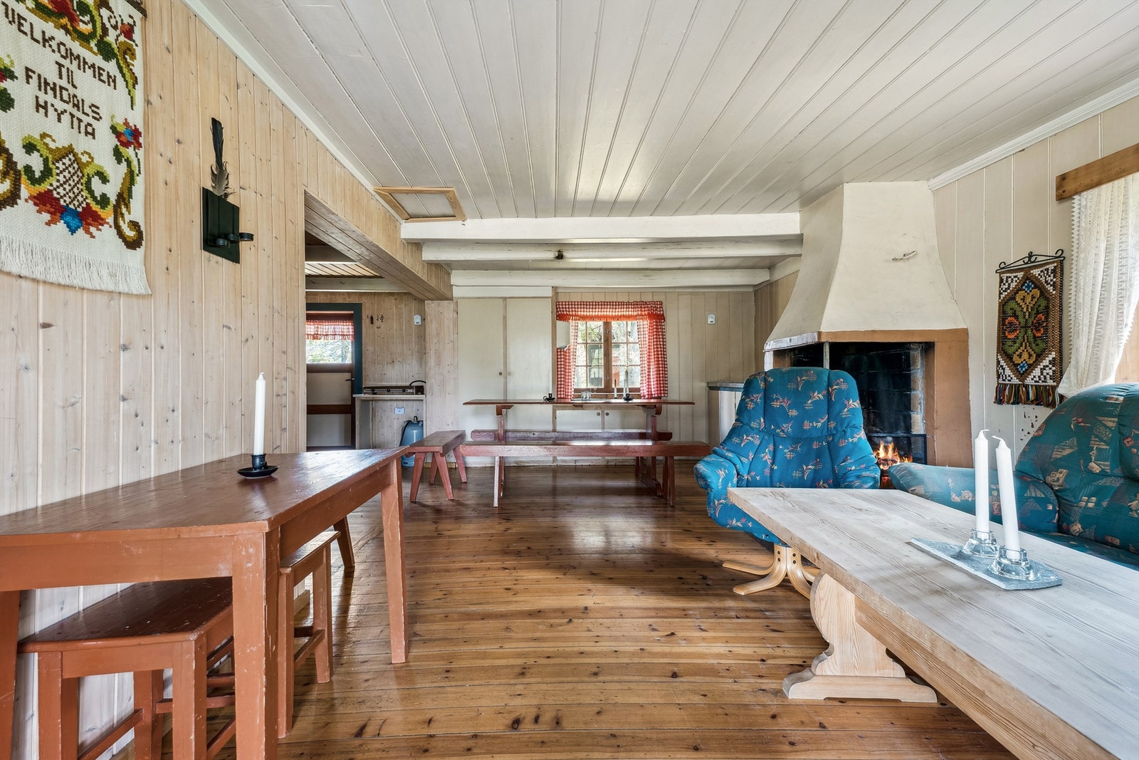 Fra verandaen kommer du inn i en hyggelig og åpen stue/kjøkkenløsning Galleribilde