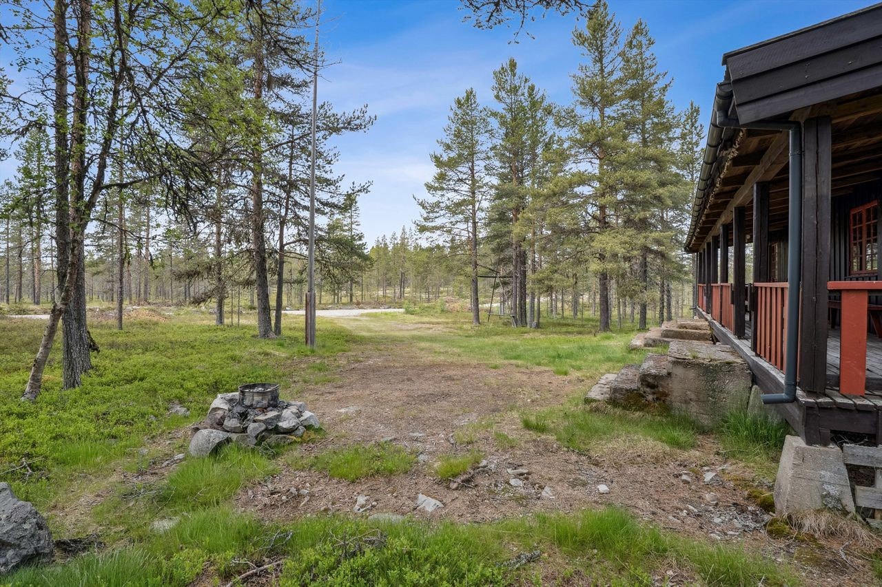 Nyt rolige stunder rundt bålet eller bruk plassen til uteaktiviteter i naturskjønne omgivelser. Galleribilde