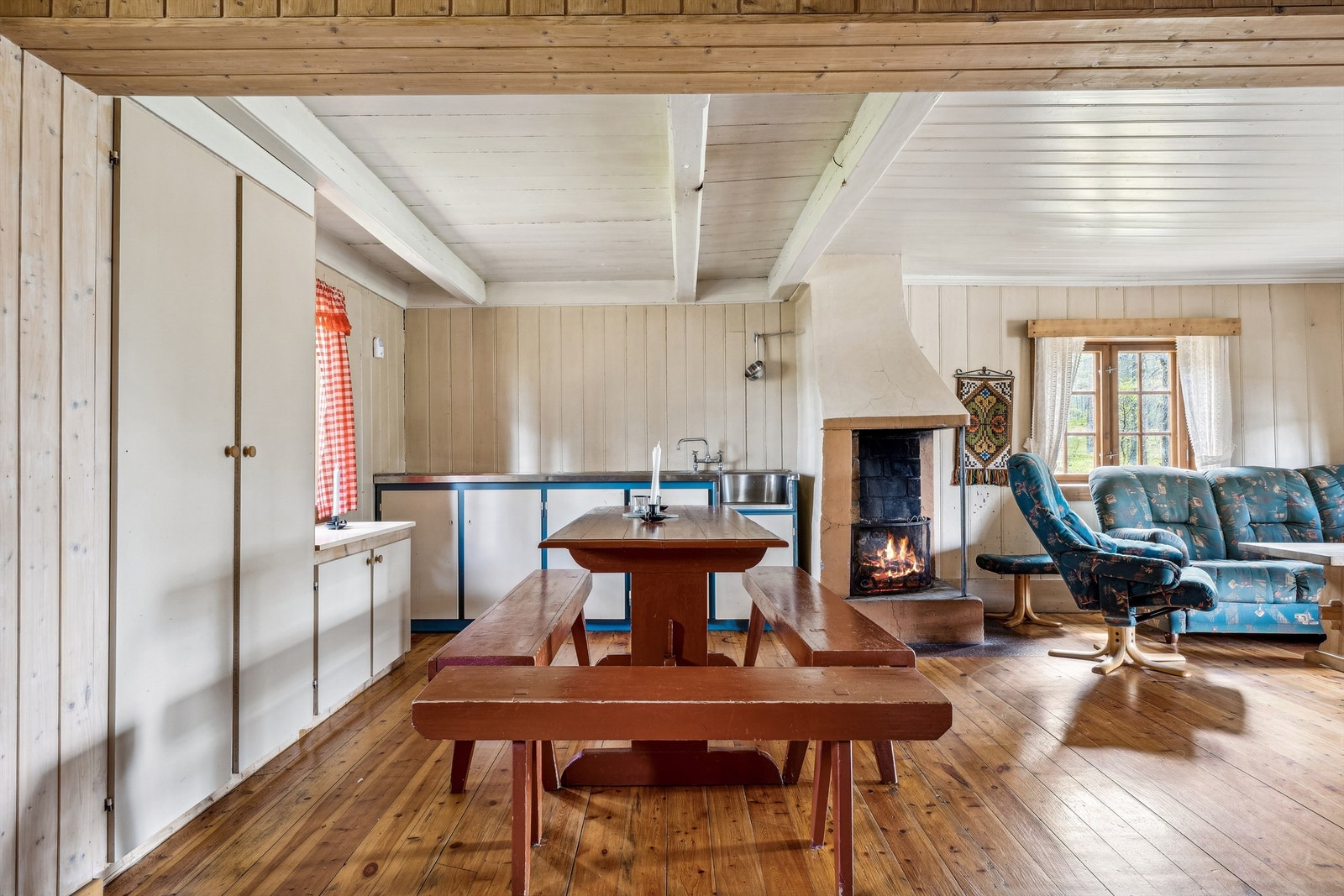 Her er det både åpen peis og vedovn av typen Jøtul Galleribilde