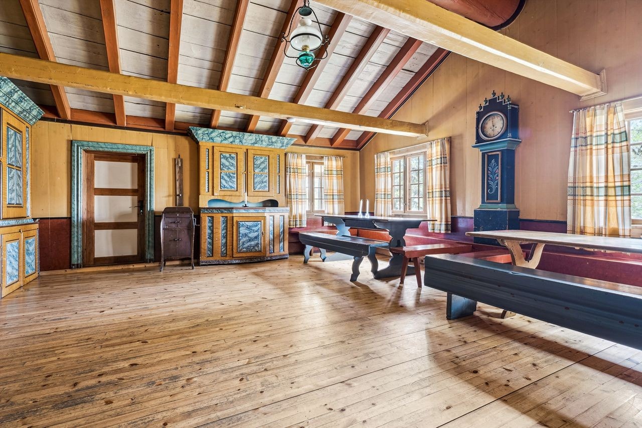 Storslått oppholdsrom med originale detaljer og plass til langbord og sosiale aktiviteter. Galleribilde