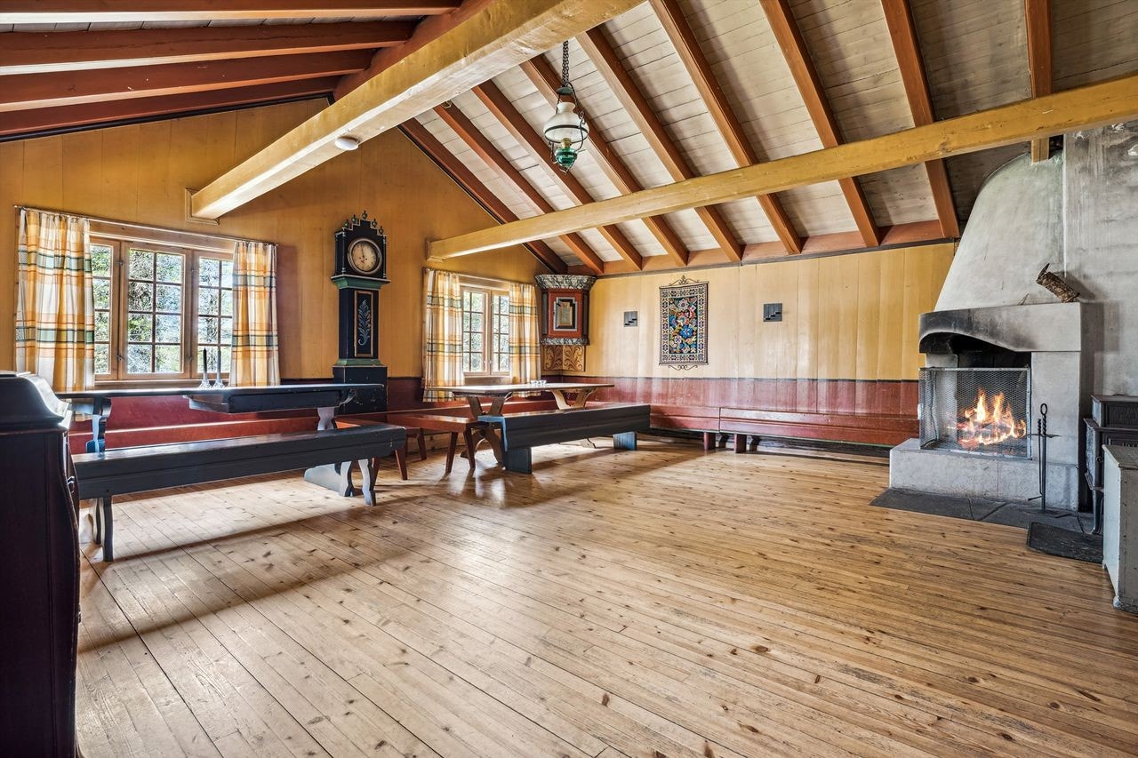 Stuen har særpreg, sjenerøs takhøyde og mange muligheter Galleribilde